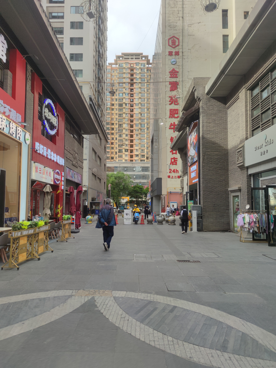 西宁力盟商业街开的饭馆"小弄堂",还有一家是胜利路四月份新开的"弄堂