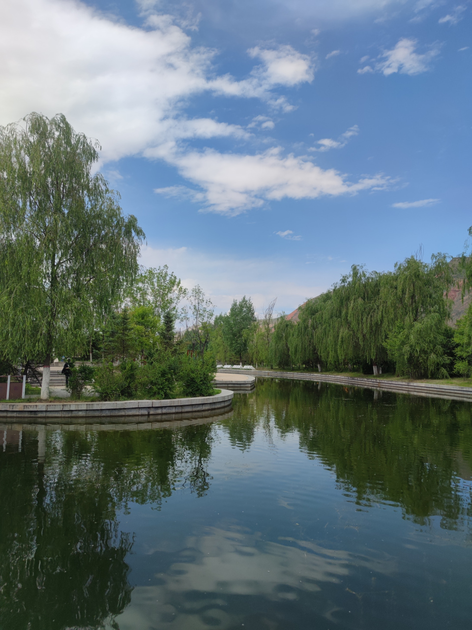 西宁是一个充满独特魅力的城市,既有现代化都市的繁华,又不失高原城市