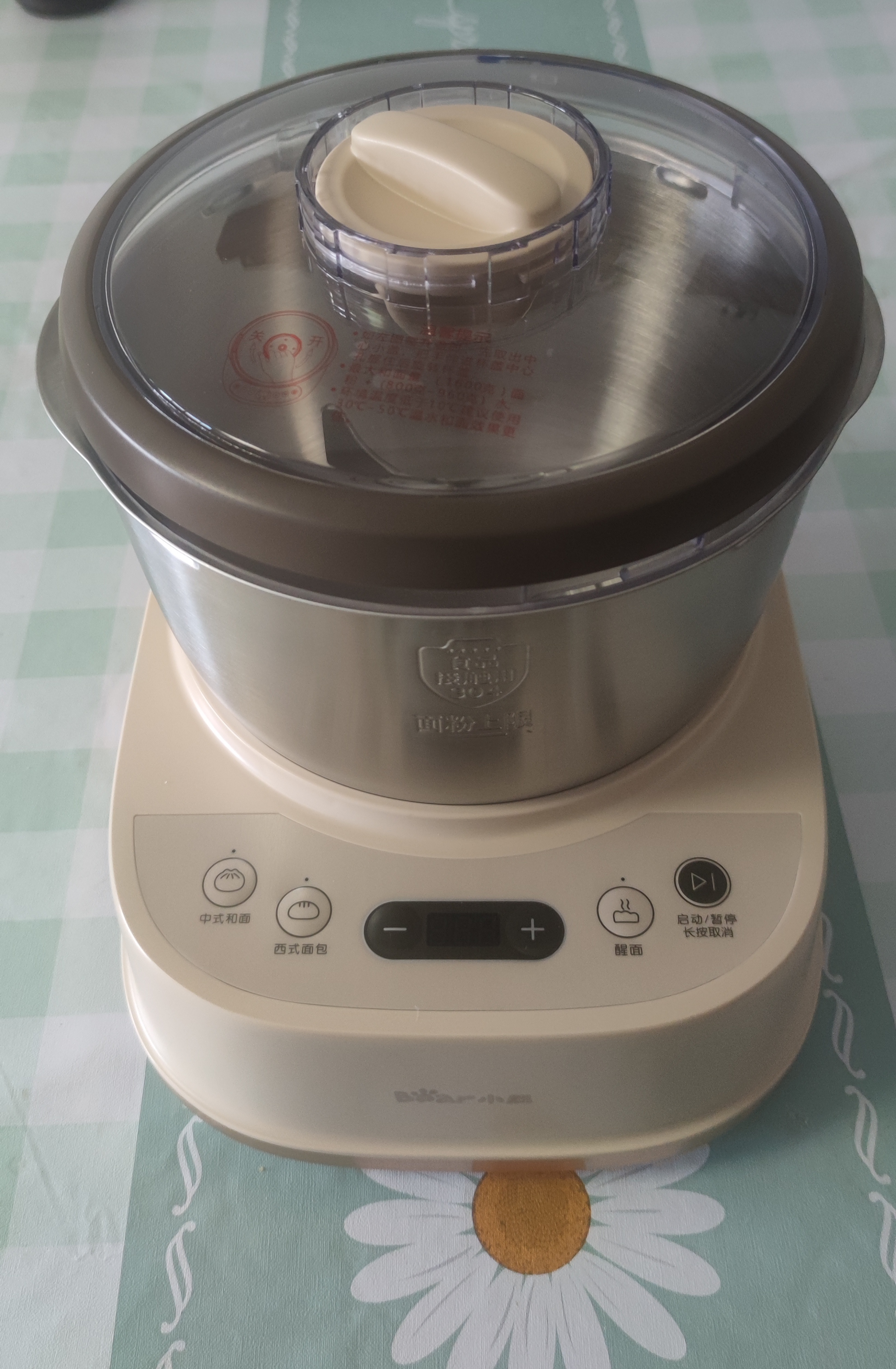 前几天买了小熊牌和面机,还没用过,今天试一下,看看好用不.