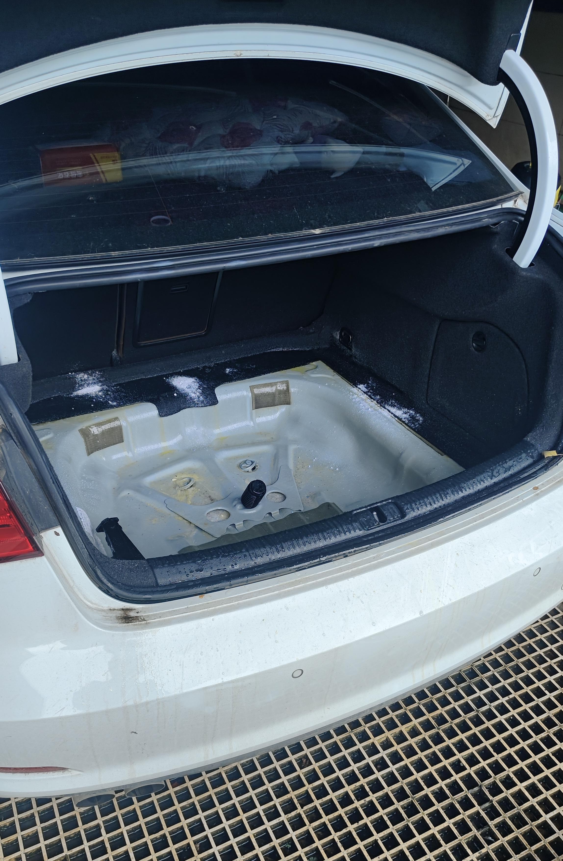 一桶40斤的花生油,多一半都漏车后备箱了,找了一家洗车店,花860处理