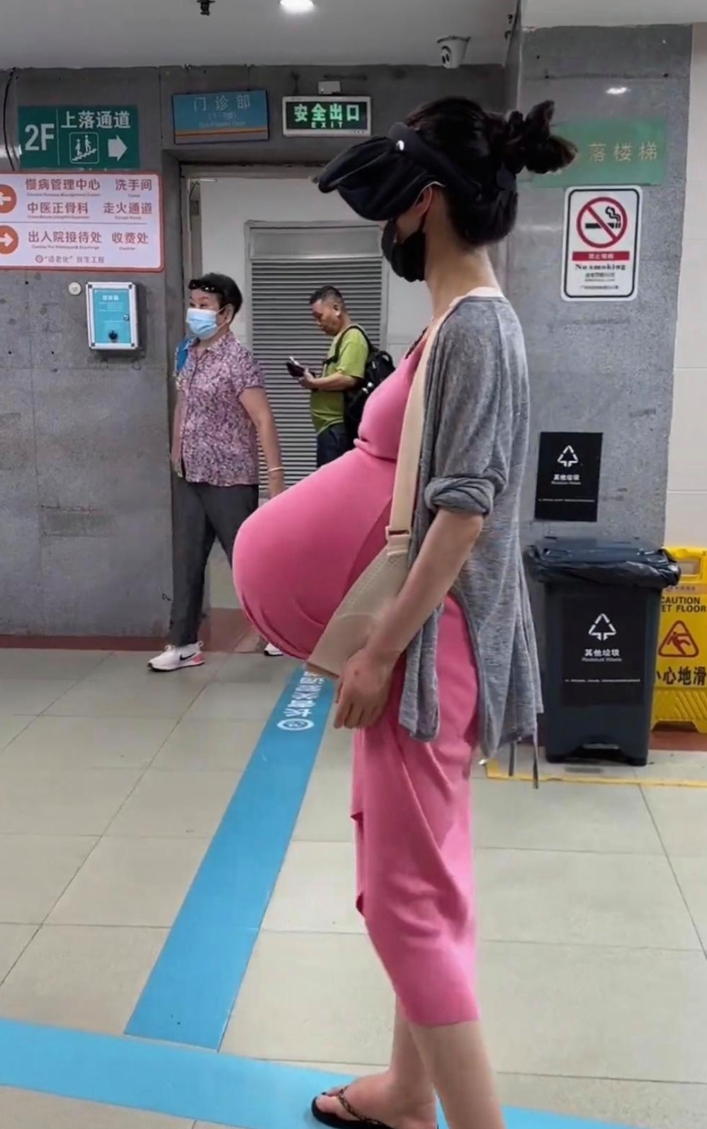 只见她手捧肚子,走路自然轻松,丝毫不费劲.