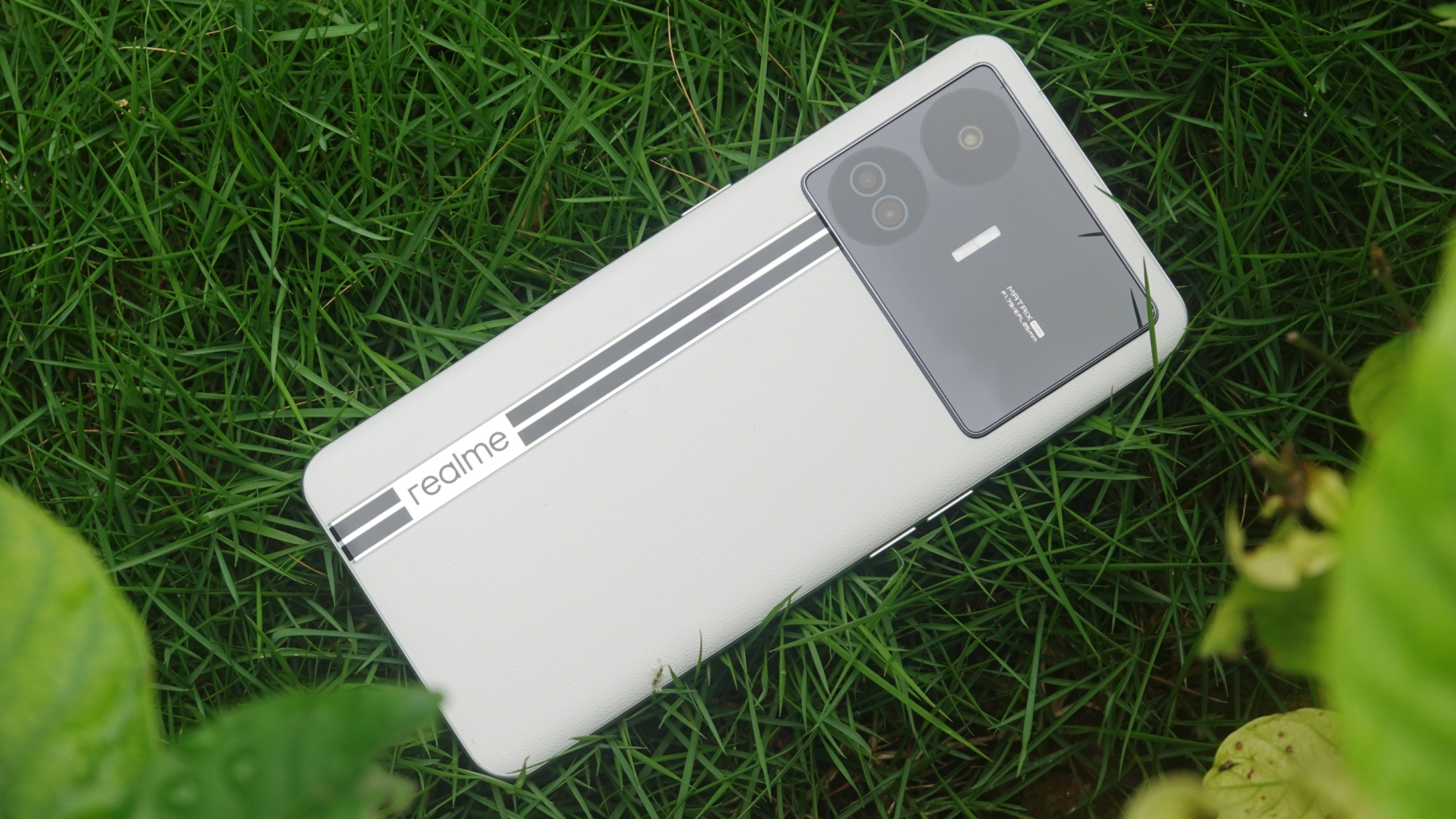 白色真我gt neo5se,真挺强悍 真我手机还是具有不错性价比,在中端价位