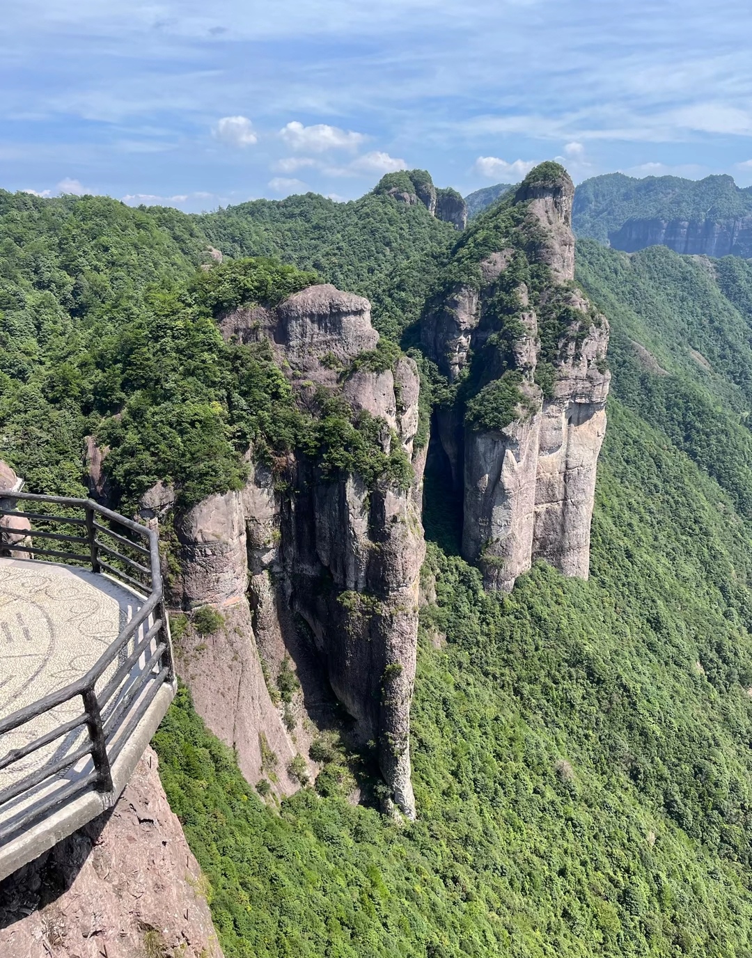 神仙居风景区位于仙居中部,白塔镇,淡竹乡,田市镇境内,是国家级风景