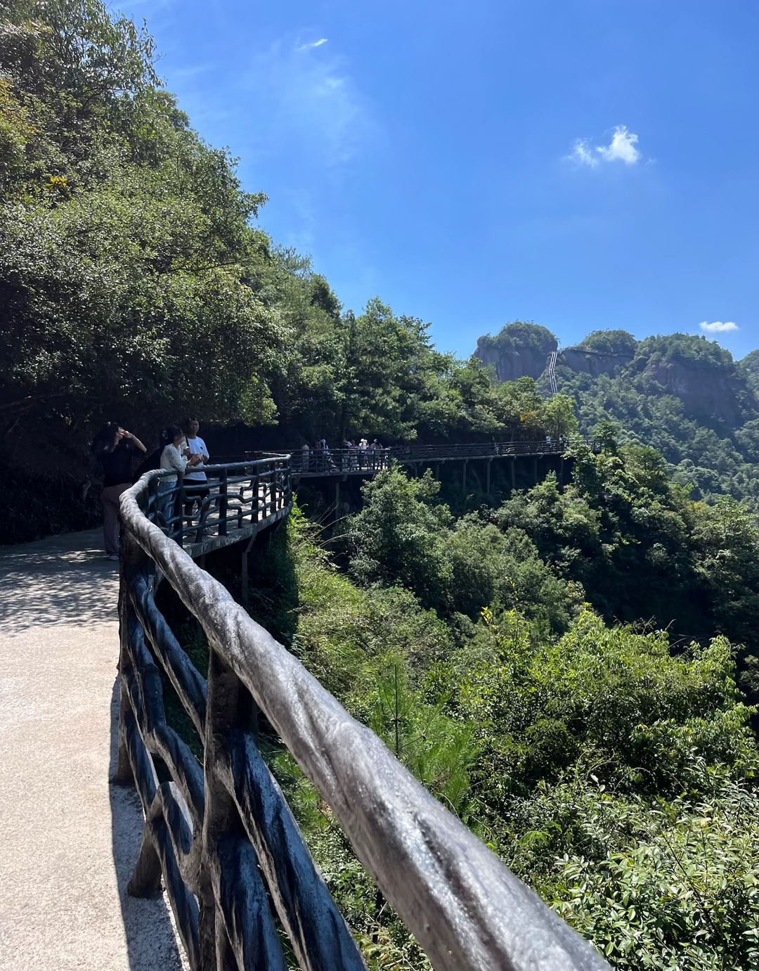 神仙居风景区位于仙居中部,白塔镇,淡竹乡,田市镇境内,是国家级风景