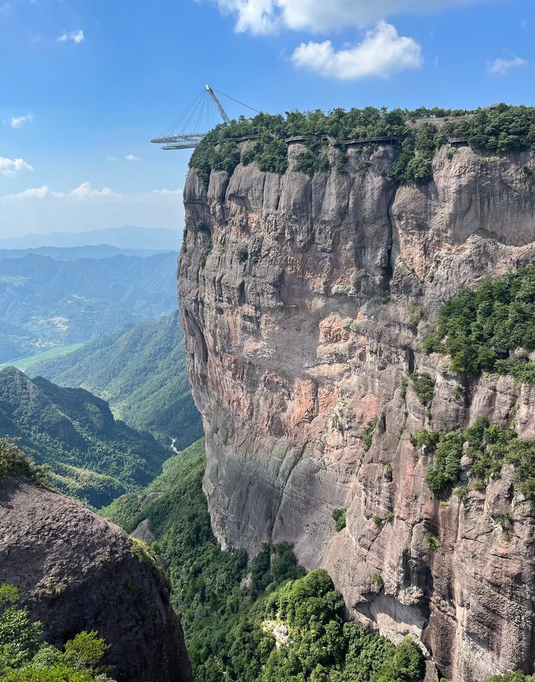 神仙居风景区位于仙居中部,白塔镇,淡竹乡,田市镇境内,是国家级风景