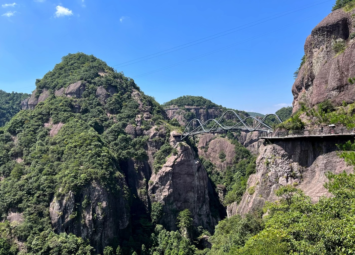 神仙居风景区位于仙居中部,白塔镇,淡竹乡,田市镇境内,是国家级风景