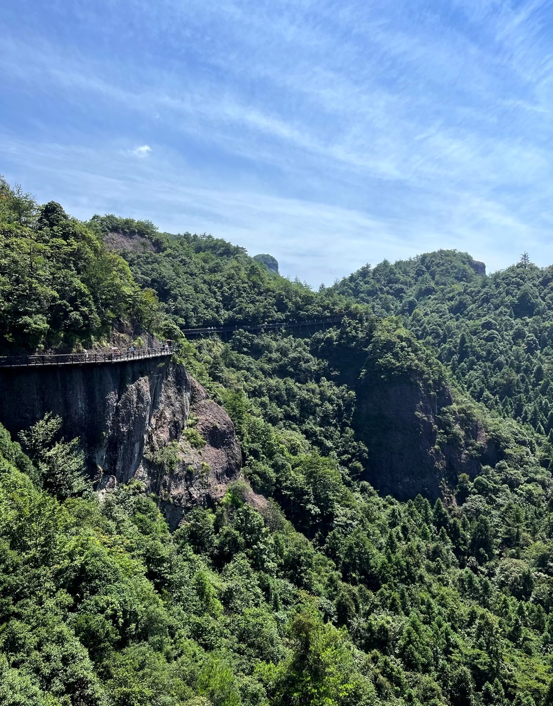 神仙居风景区位于仙居中部,白塔镇,淡竹乡,田市镇境内,是国家级风景