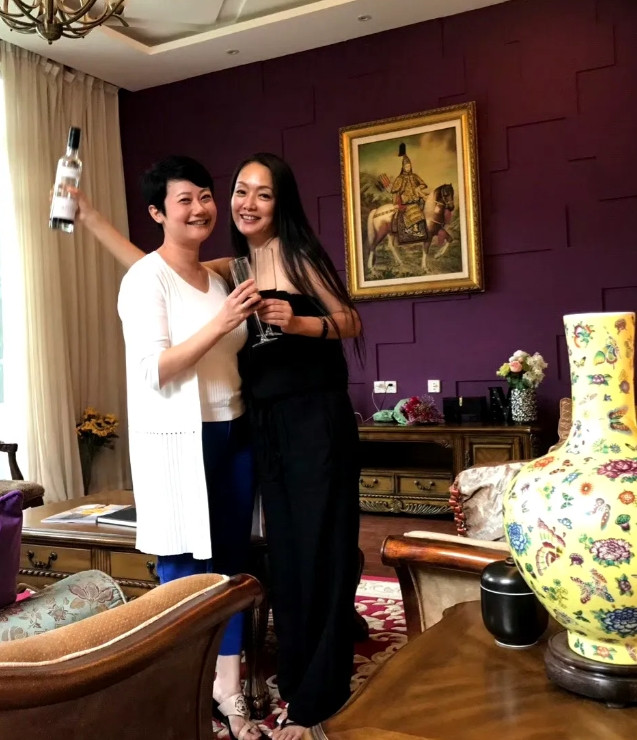 时照片常艳蕊一家三口合照杨涛鸣妻子胡美琪胡美琦年轻图片靳尚谊夫人