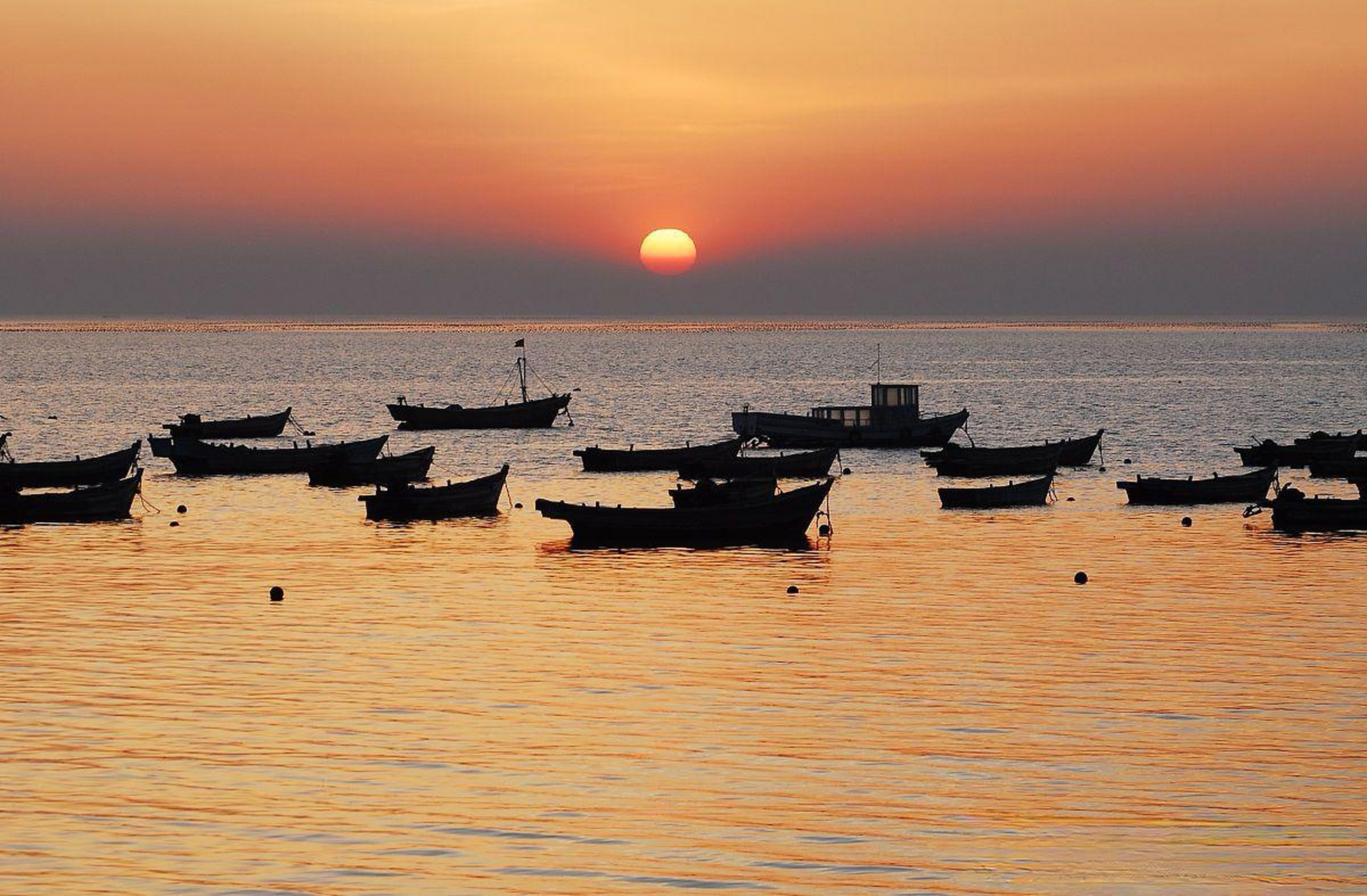 "生活就像海洋,只有意志坚强的人,才能到达彼岸.