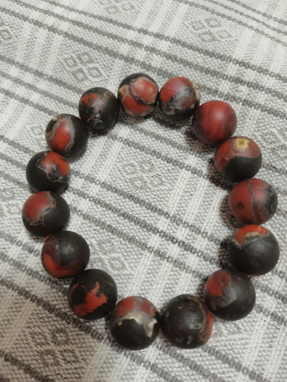 各位大神帮忙看看这是铁皮包浆南红吗?品质如何?