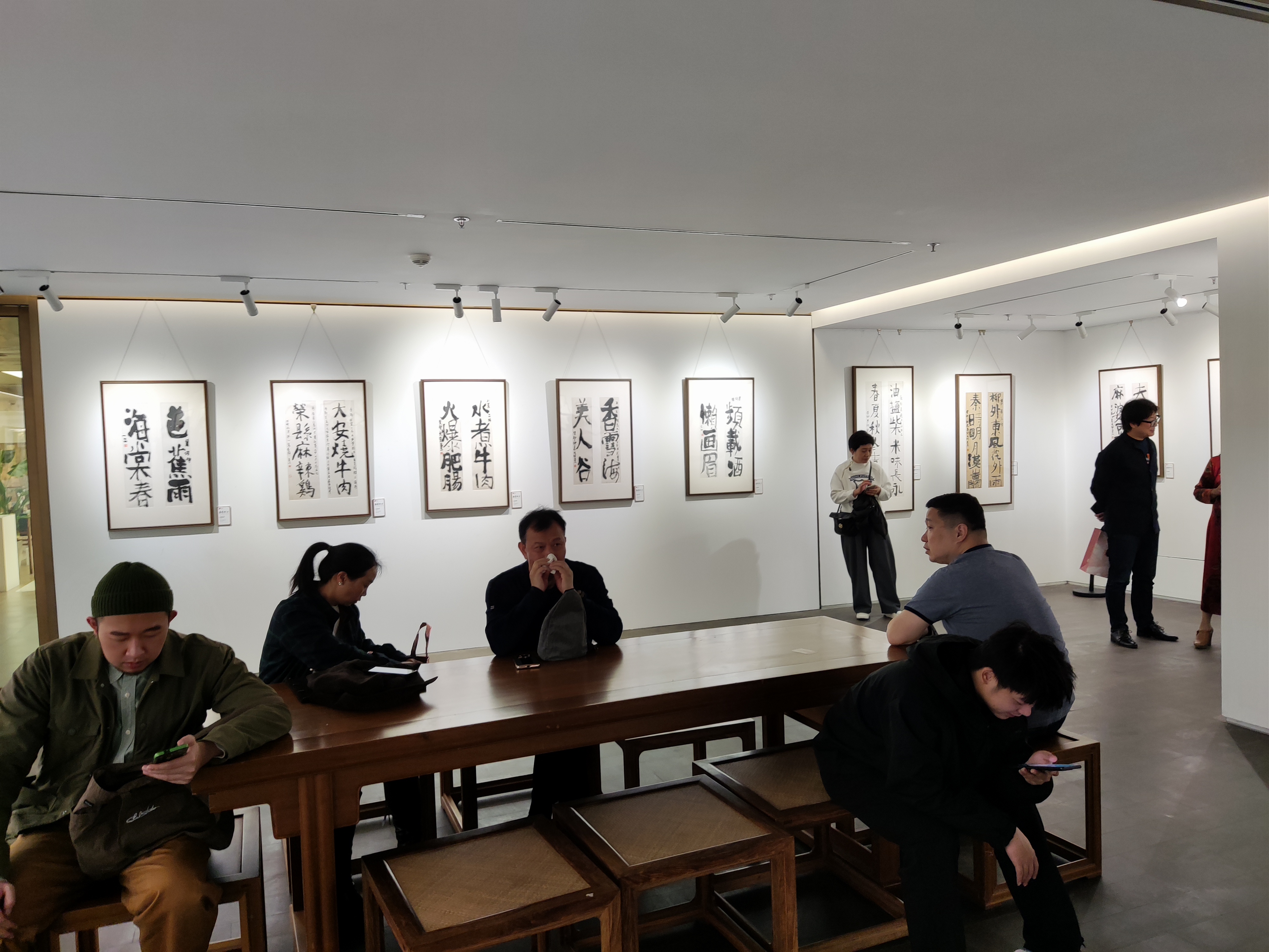 中午,与绥芬河石长江,茂名林雄伟,张安涛逛东琉璃厂,逛完正一招饮于双