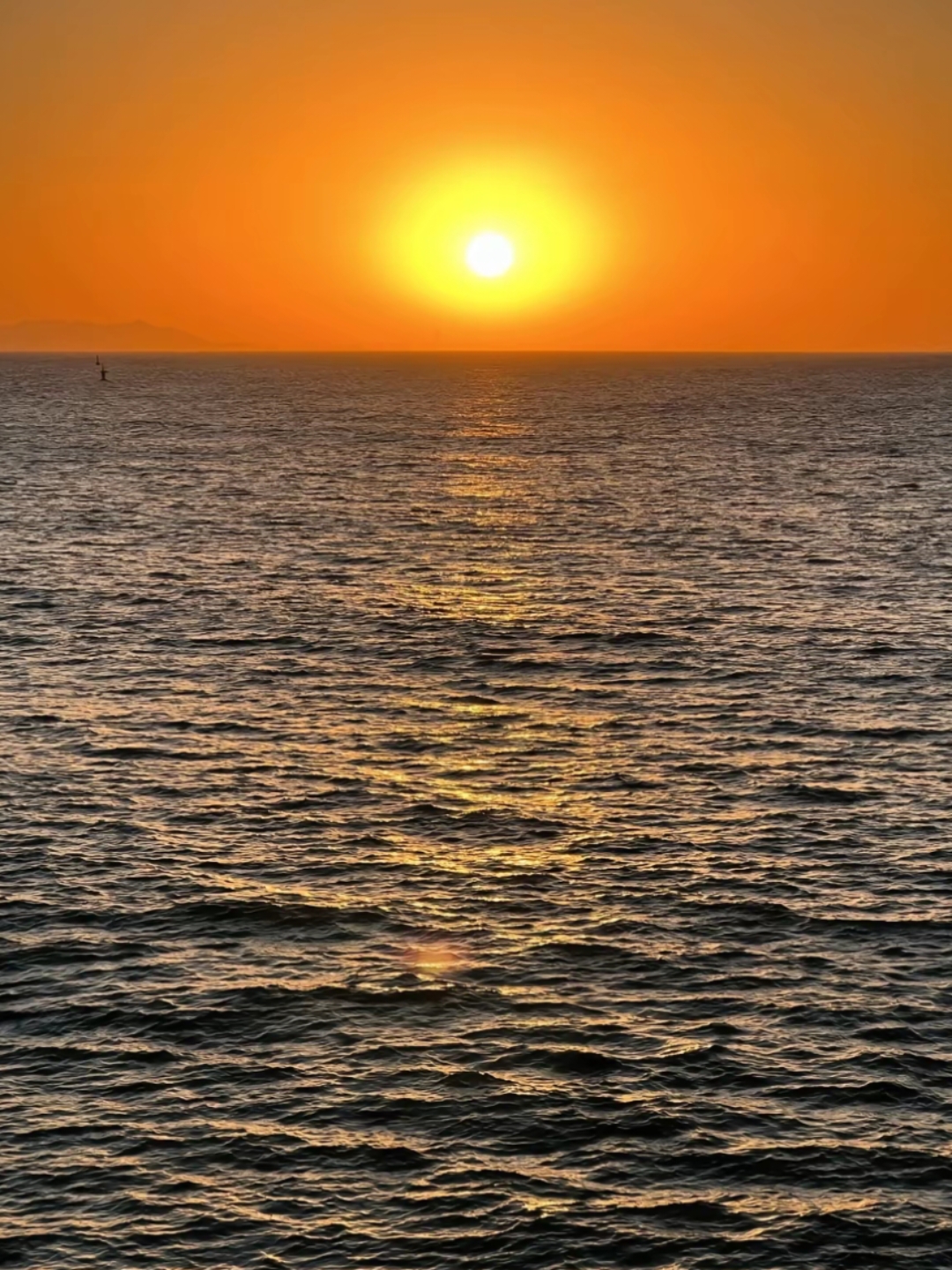 云朵也被染成橘色,日落时分,海面上的宁静与壮阔,共同绘成一幅令人