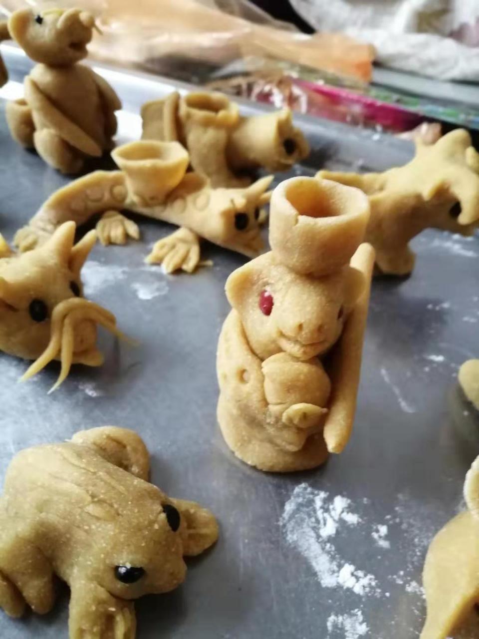 下面展示的手工制作的生肖面灯