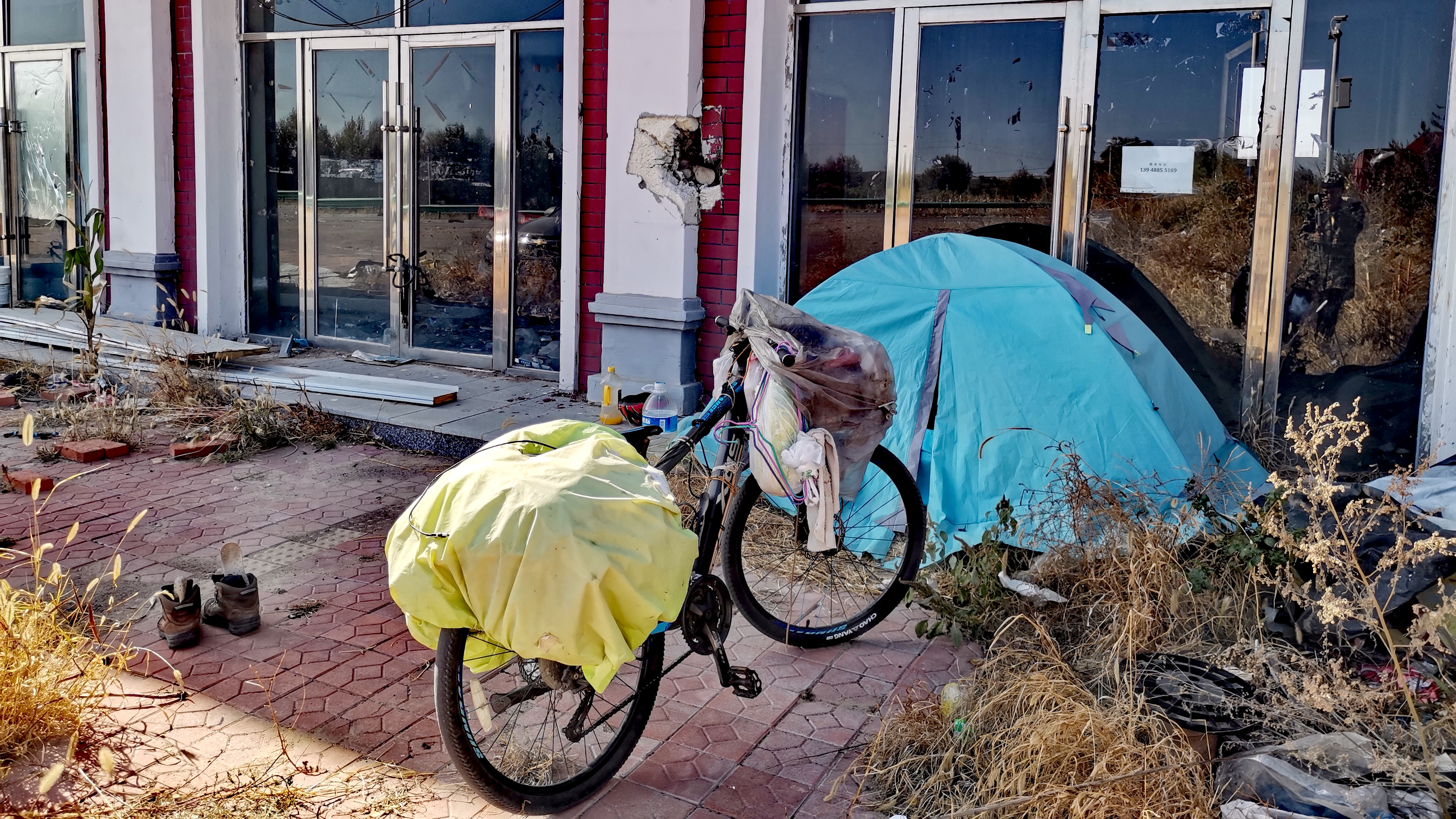 独自骑单车穷游中国的小伙,昨晚来到内蒙古白音花镇龙王庙村,帐篷搭在