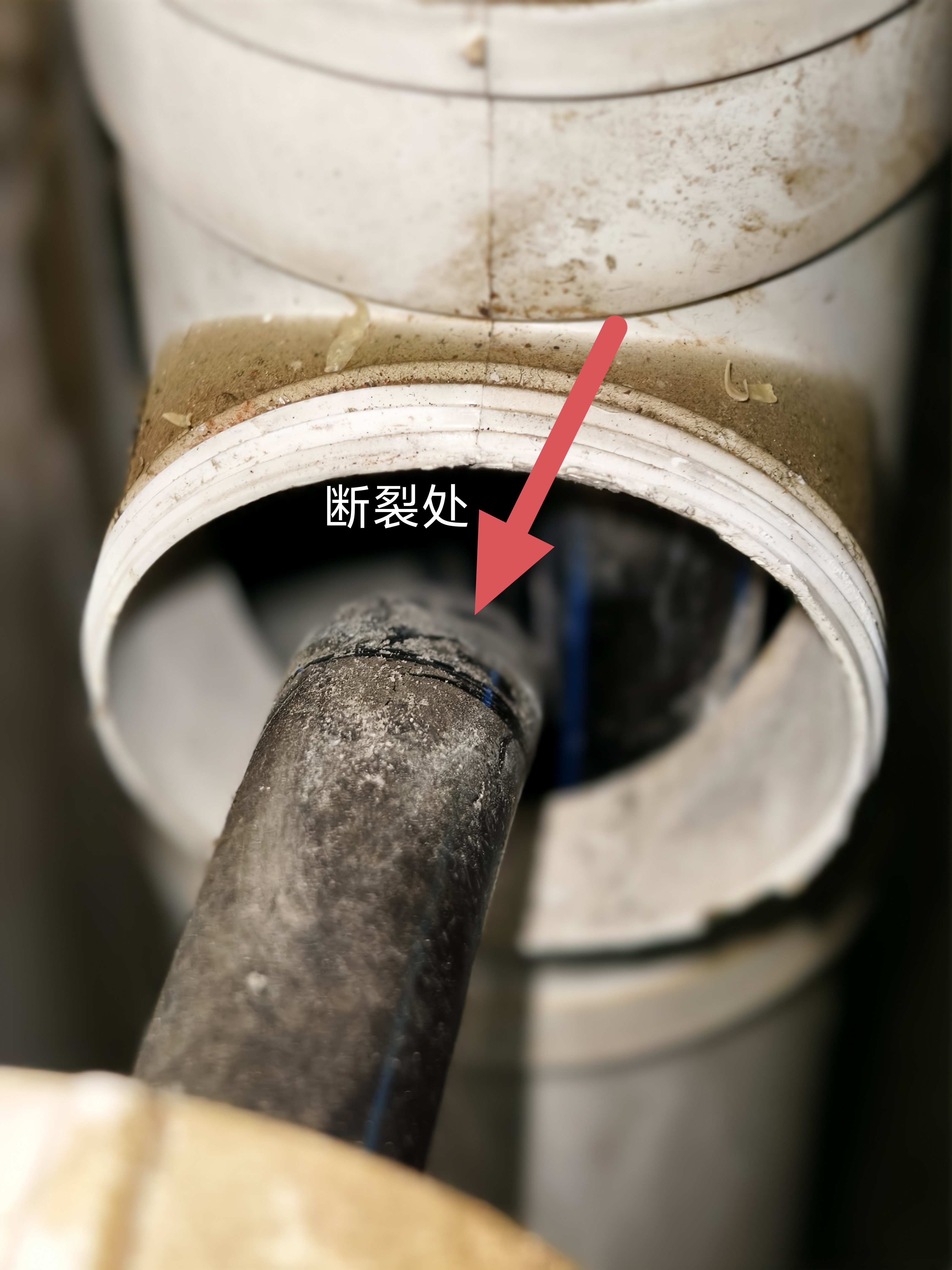 济南市水务集团在小区自来水一户一表改造工程中,不但使用劣质的黑