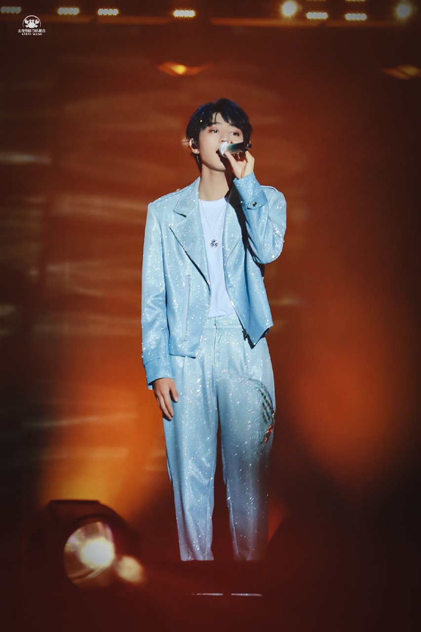 王俊凯# #tfboys十年之约演唱会# 我来存图