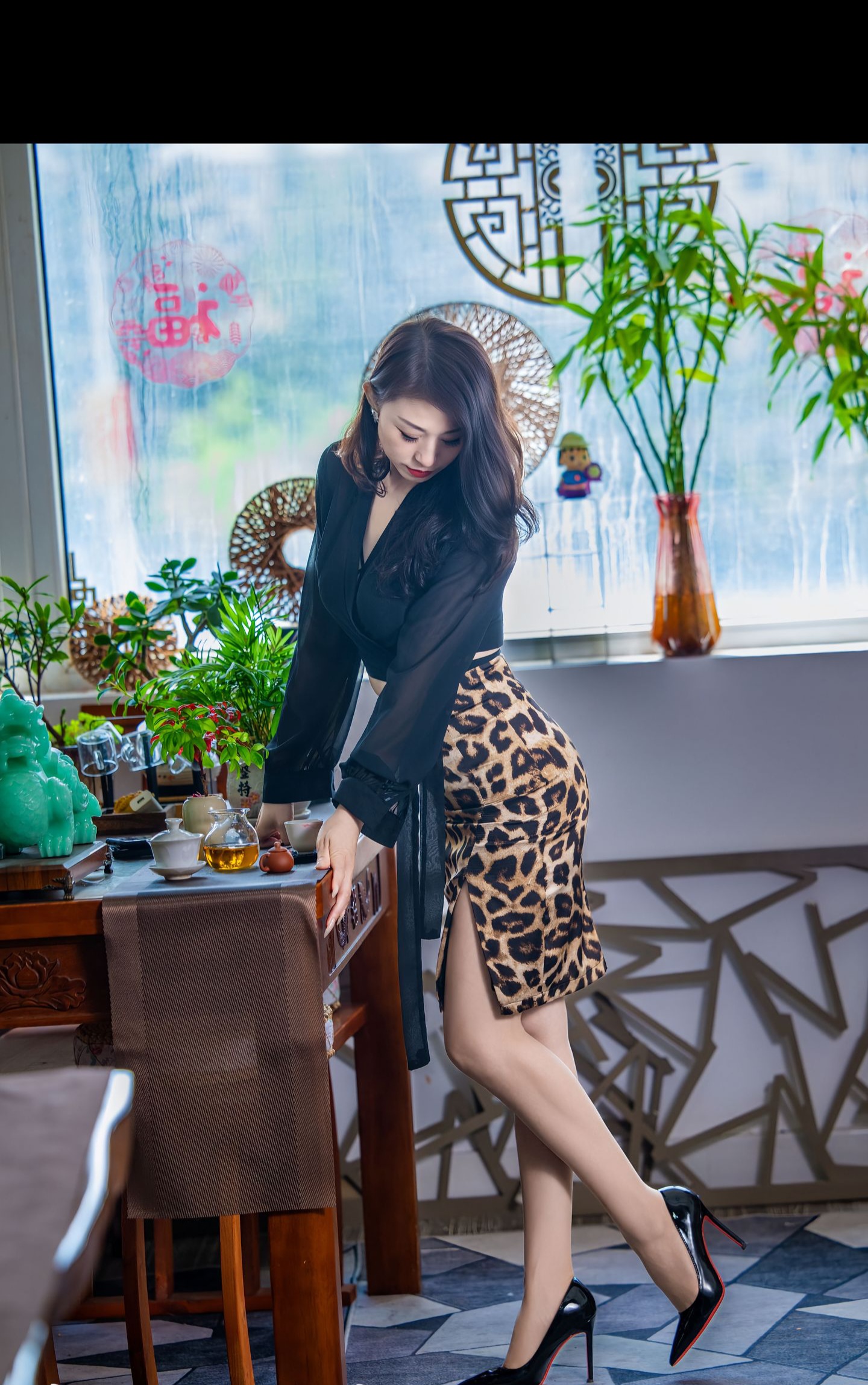 豹纹包臀裙一穿,那股子野性又性感的女人味立马就出来了