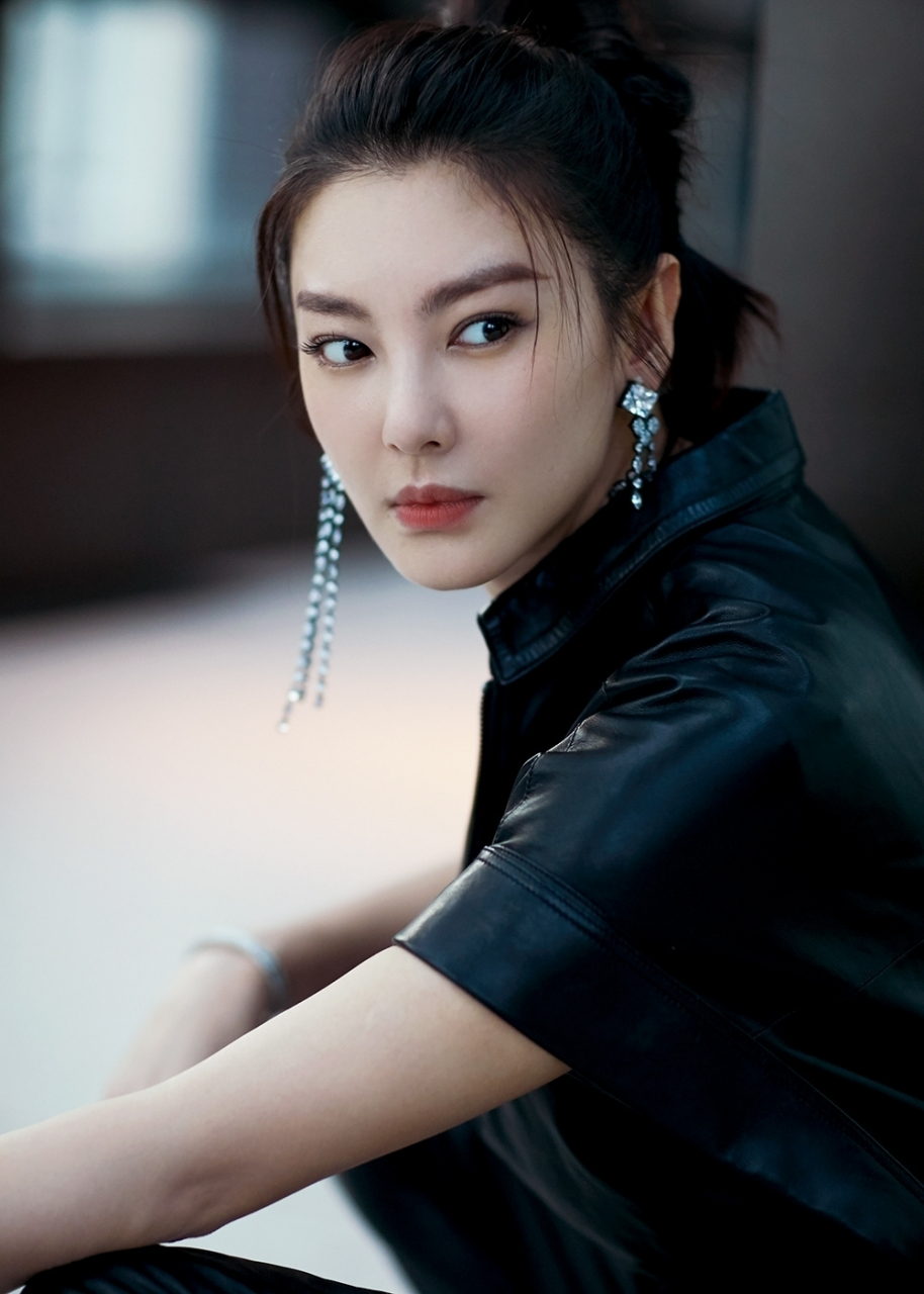 张雨绮是娱乐圈里最性感的女人之一,她迷人的外貌和自信的气质,能够