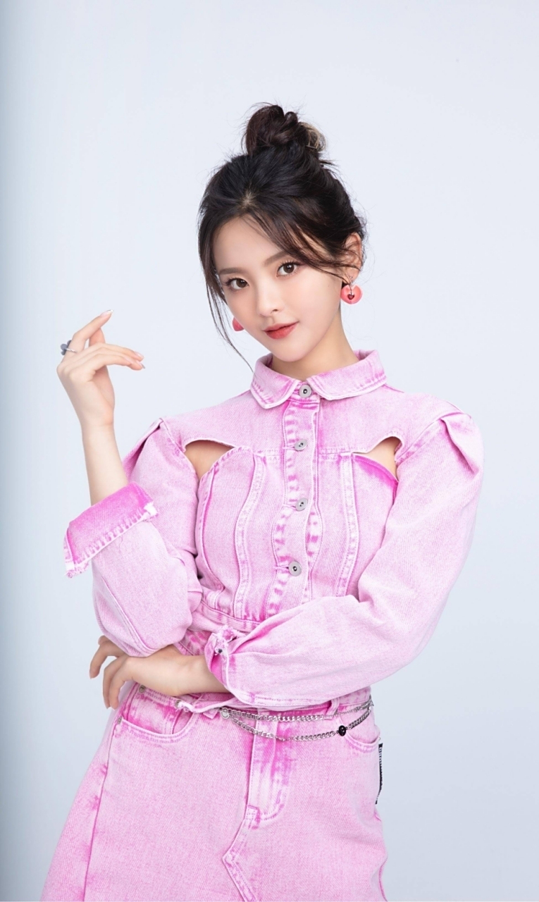 杨超越:无需靠蹭热度,展现女性自信.