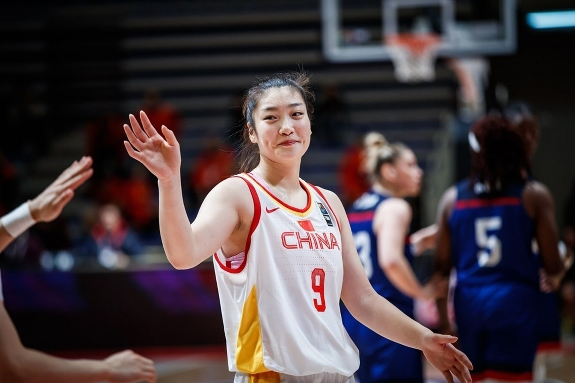 李梦中国女篮野外照图片