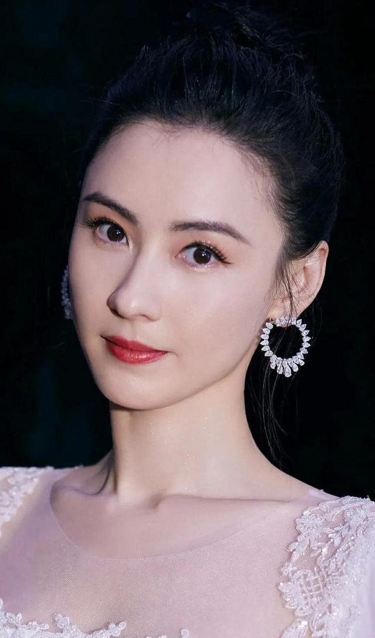 在影片《无极》中,张柏芝的全身都被真田广之摸遍了,而她当做一次床上