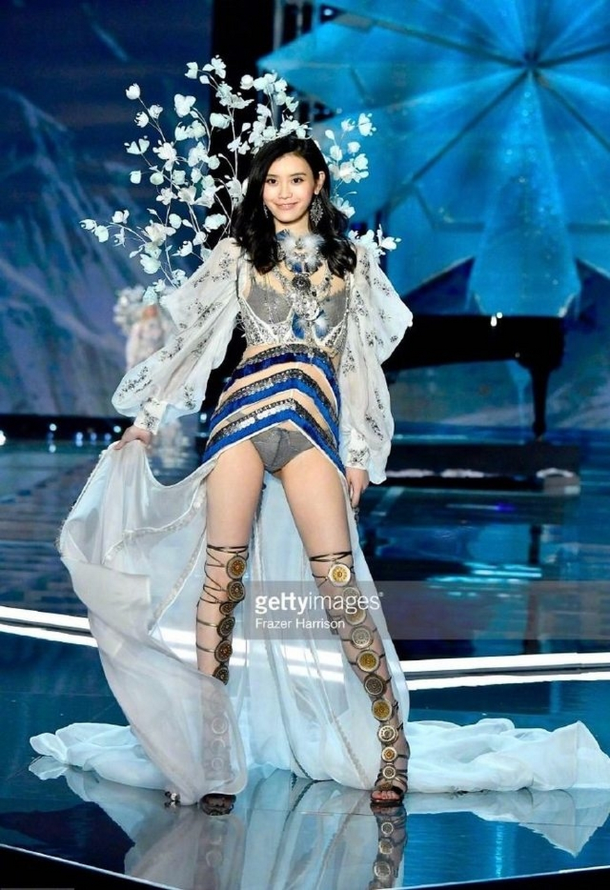 2017年的维密天使秀,t台上的奚梦瑶美伦美奂, 不料下一秒却不慎摔倒