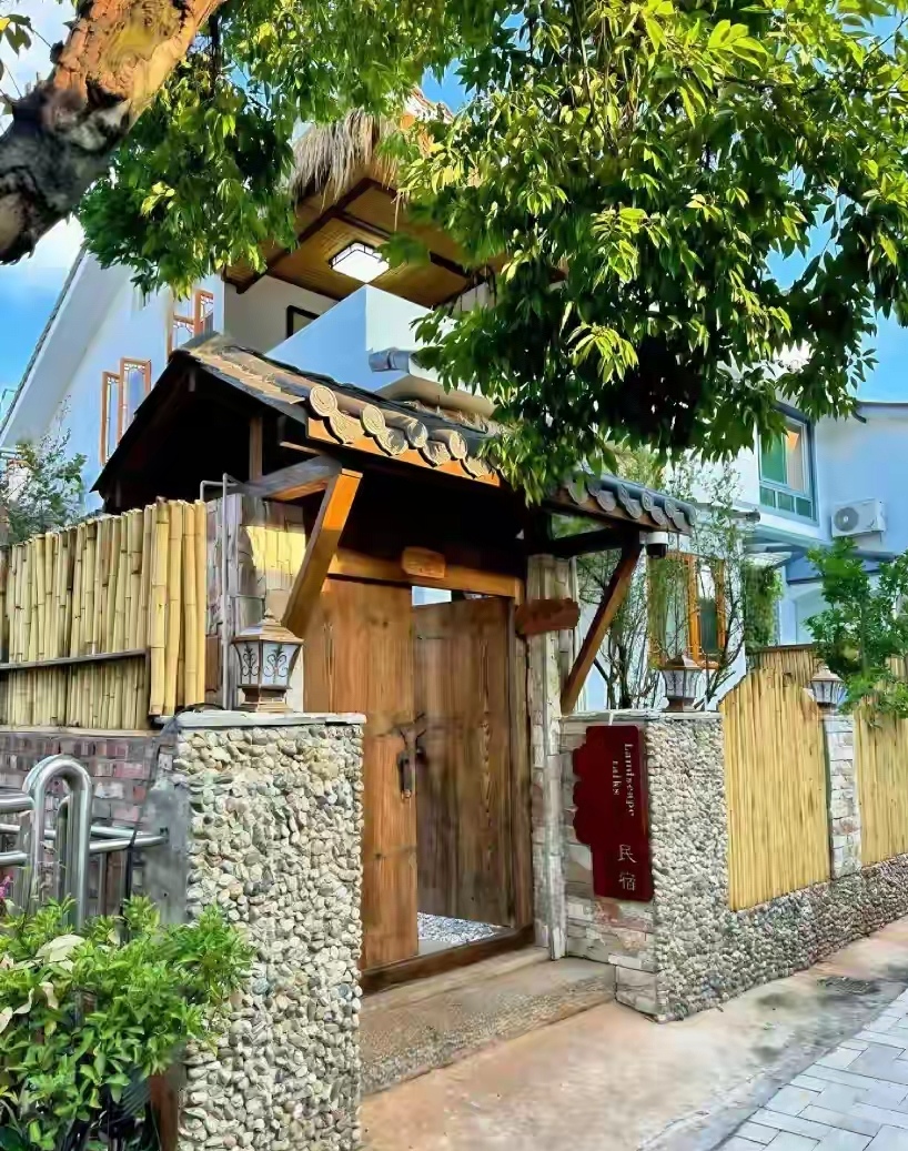 在人生的长河中,每个人都像是一艘航行的船,经历风