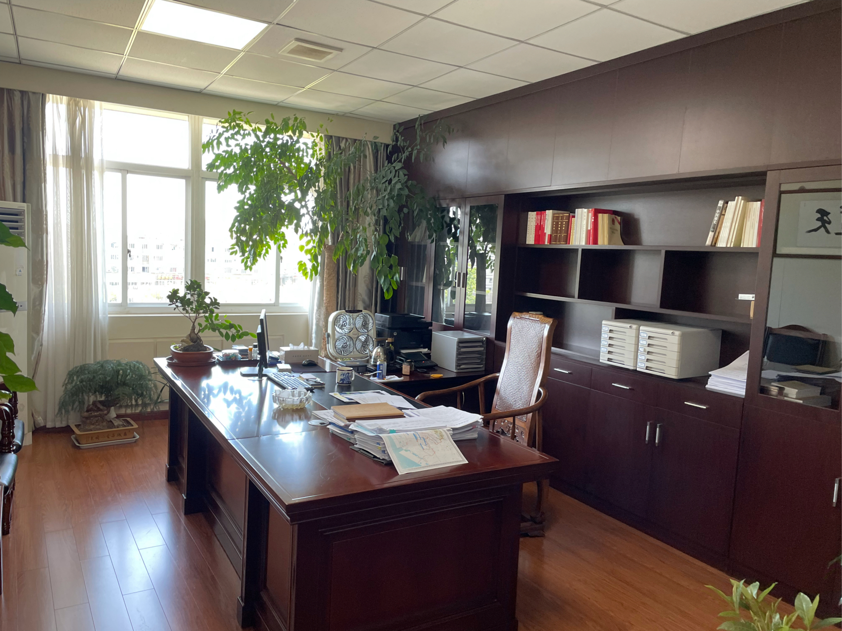 ll  周巷镇镇长 栩胡利 外面写着在崗,并且办公室的门也是开着的