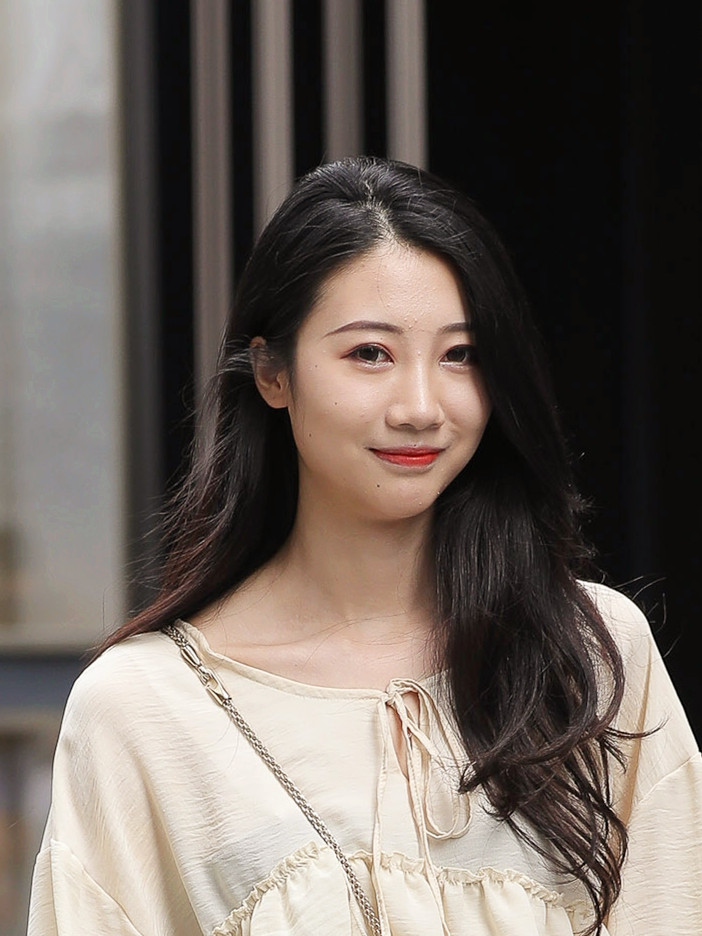[小红花]莞尔一笑:轻轻而又美好地笑了一笑,大多形容女性微笑的样子