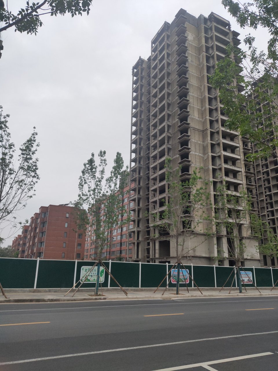 地铁已经修到小区门口,但紫金风景线