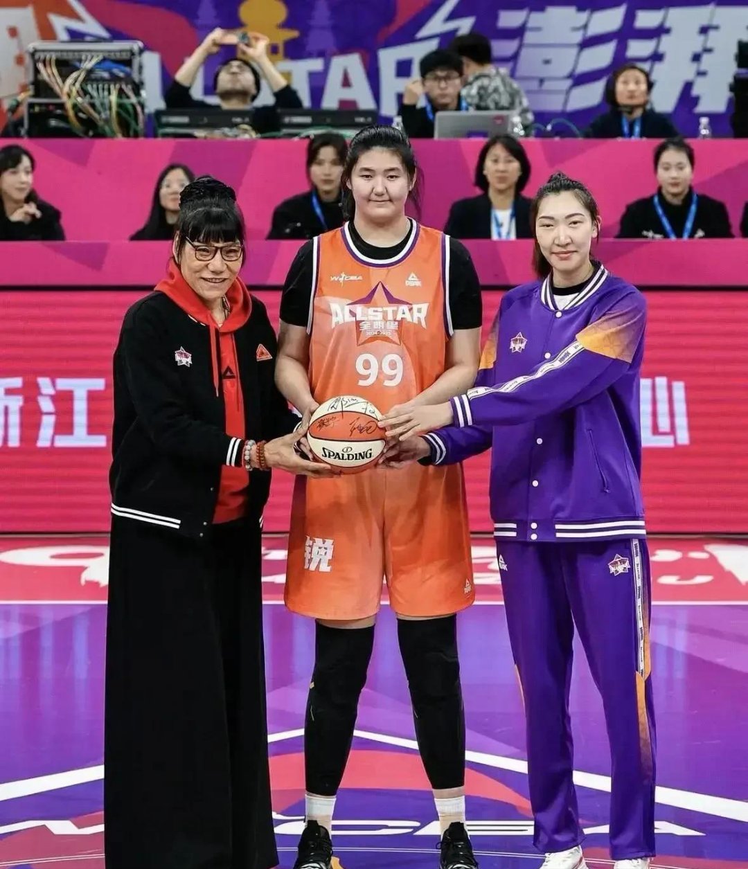 中国女篮年轻新秀崭露头角，未来可期