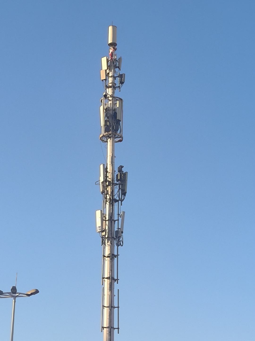 十字路口随处可见的通讯塔.它其实就是电信部门的5g基站