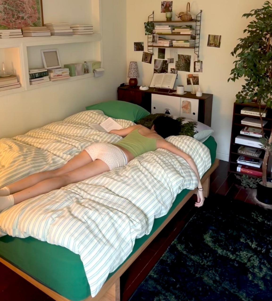 姐姐在家躺着休息