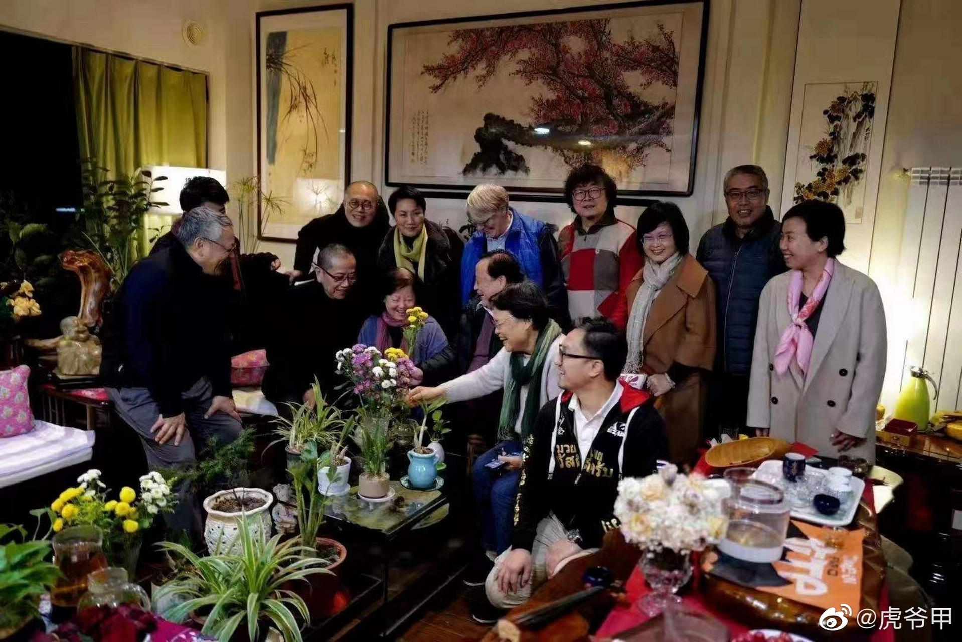 陈丹青,梁文道,艾晓明等在武汉与方方聚会,众人给方方献花.