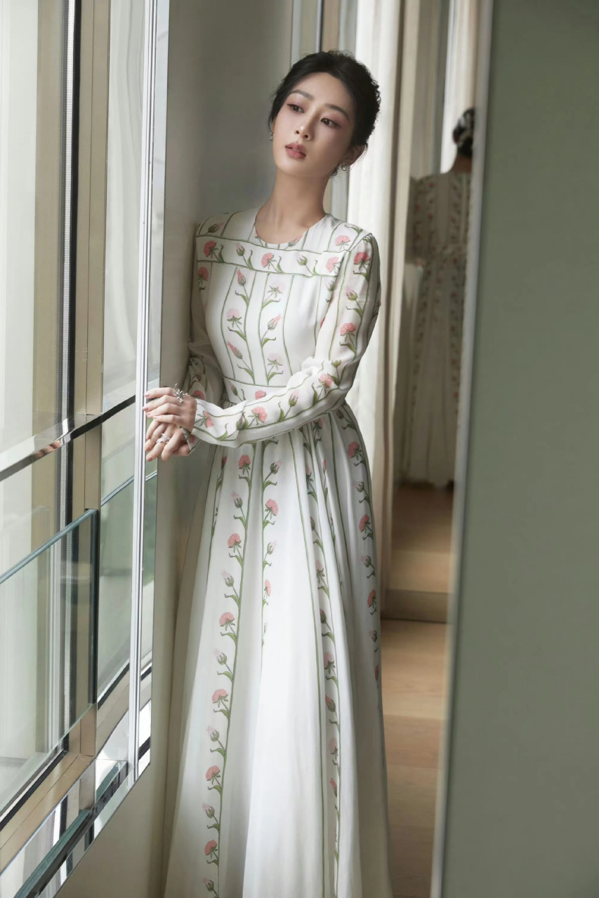 1,刘雨昕一直以来的定位就是女版蔡徐坤,所以这次蔡徐坤出事,她也捡漏