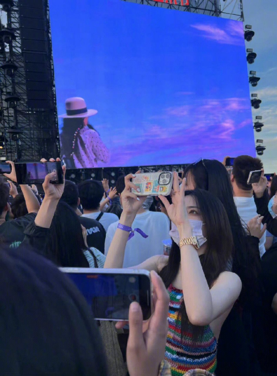 徐璐 (所以美女即使戴口罩 即使只是背影 也能看出是个美女 ) 67