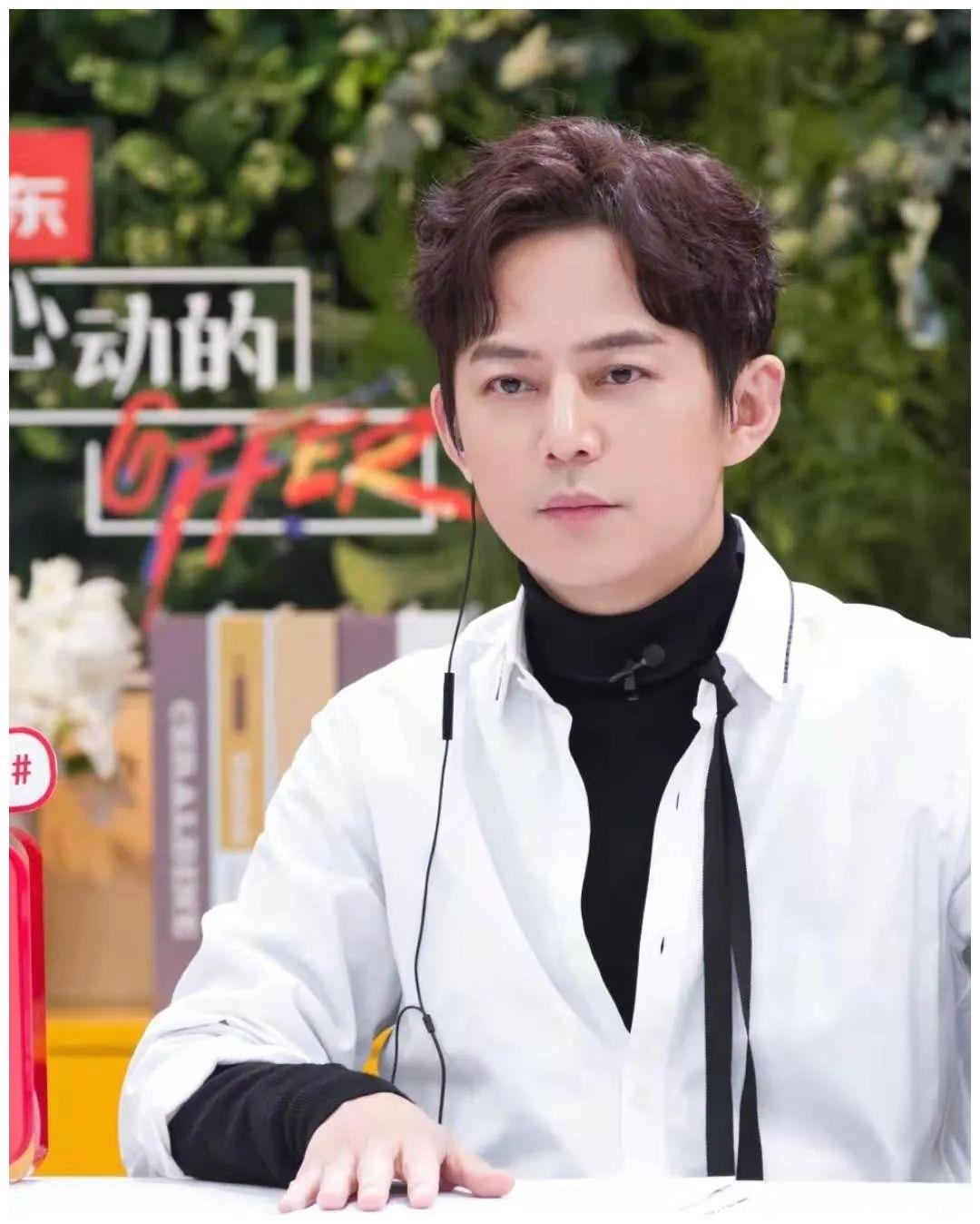 何炅老师全新演绎《当时的理想》2024特别版舞台上的四个何炅四个