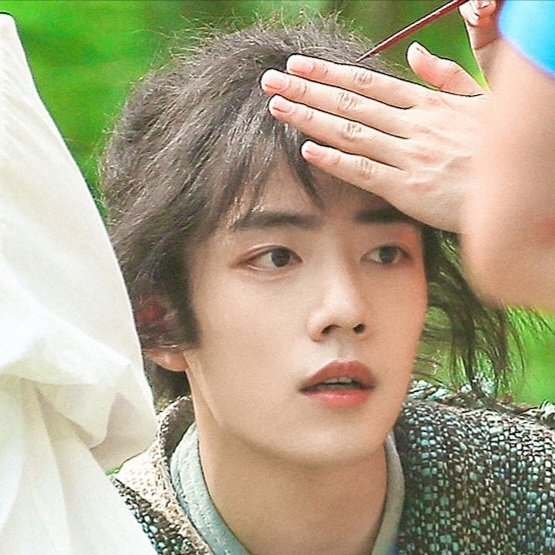 一提起肖战的丸子头,我就忍不住想起那个清新脱俗的三三,还有那个背负