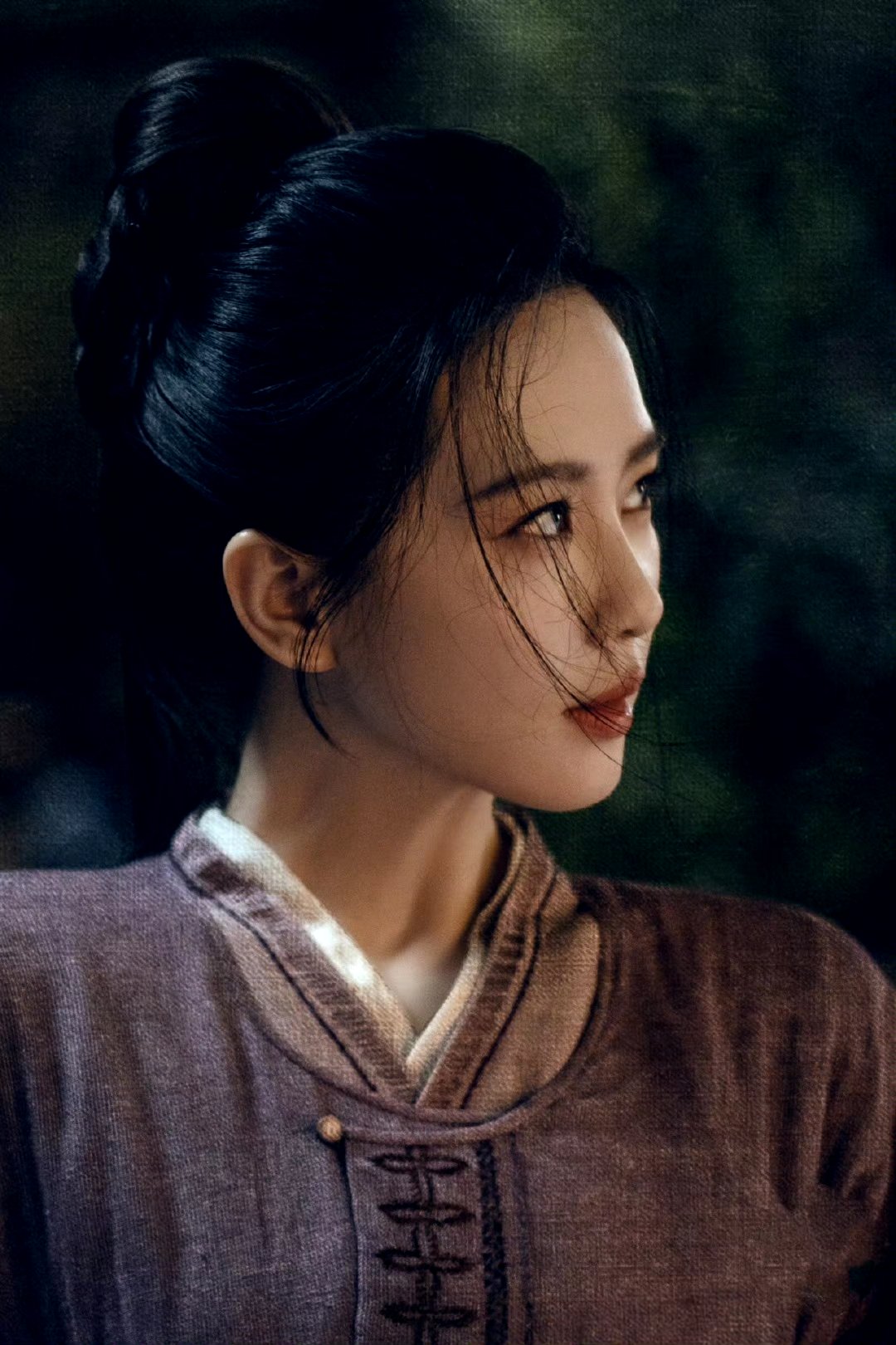 在电视剧《掌心》里,刘诗诗扮演的叶平安,一个江湖游医,却因为几桩
