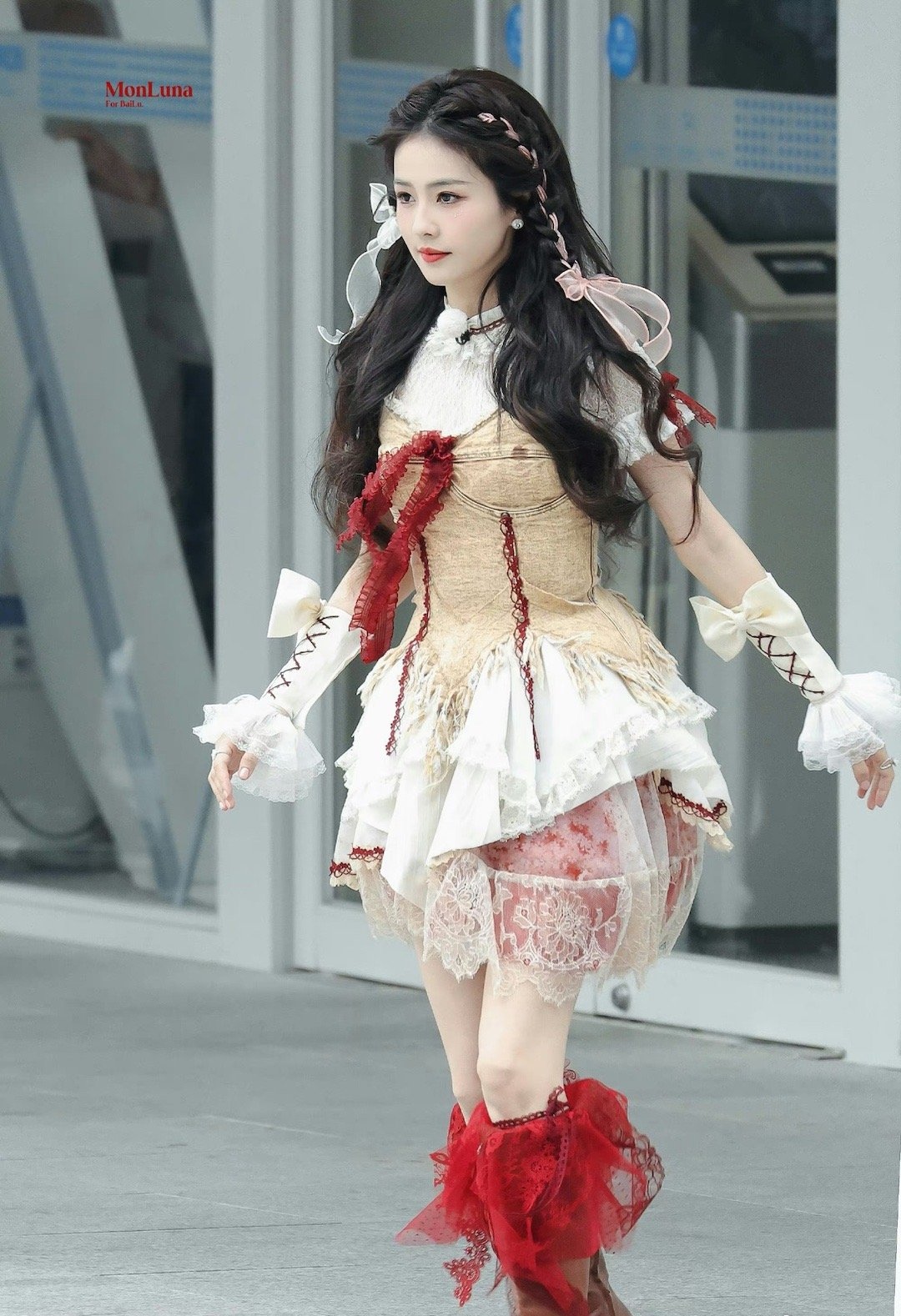 白鹿小姐姐虽然经历了点小波折,但已经满血复活,重新投入拍摄啦!