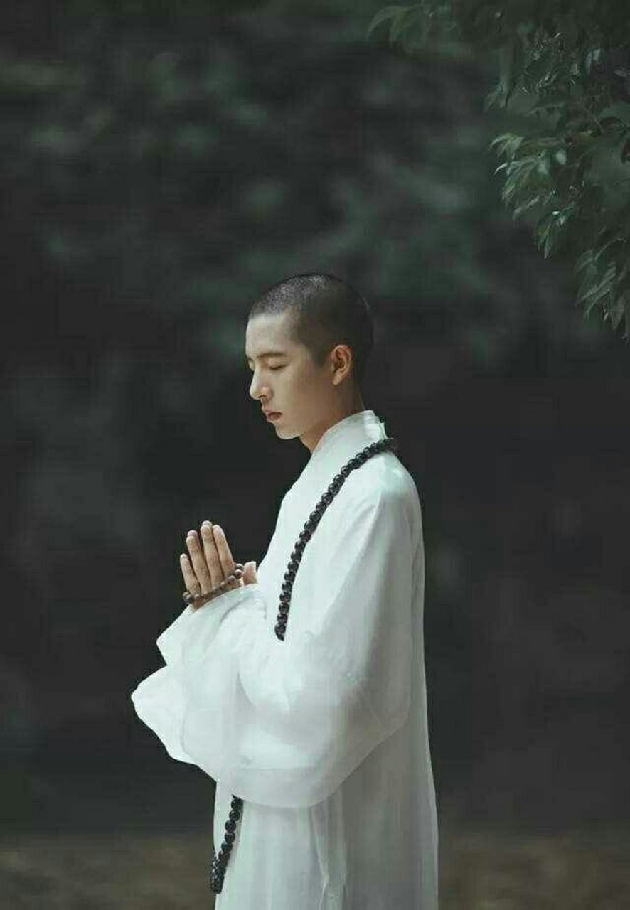 这应该是我的前世,一个在庙宇里坐禅诵经的小和尚,只因为偷看一位妙龄