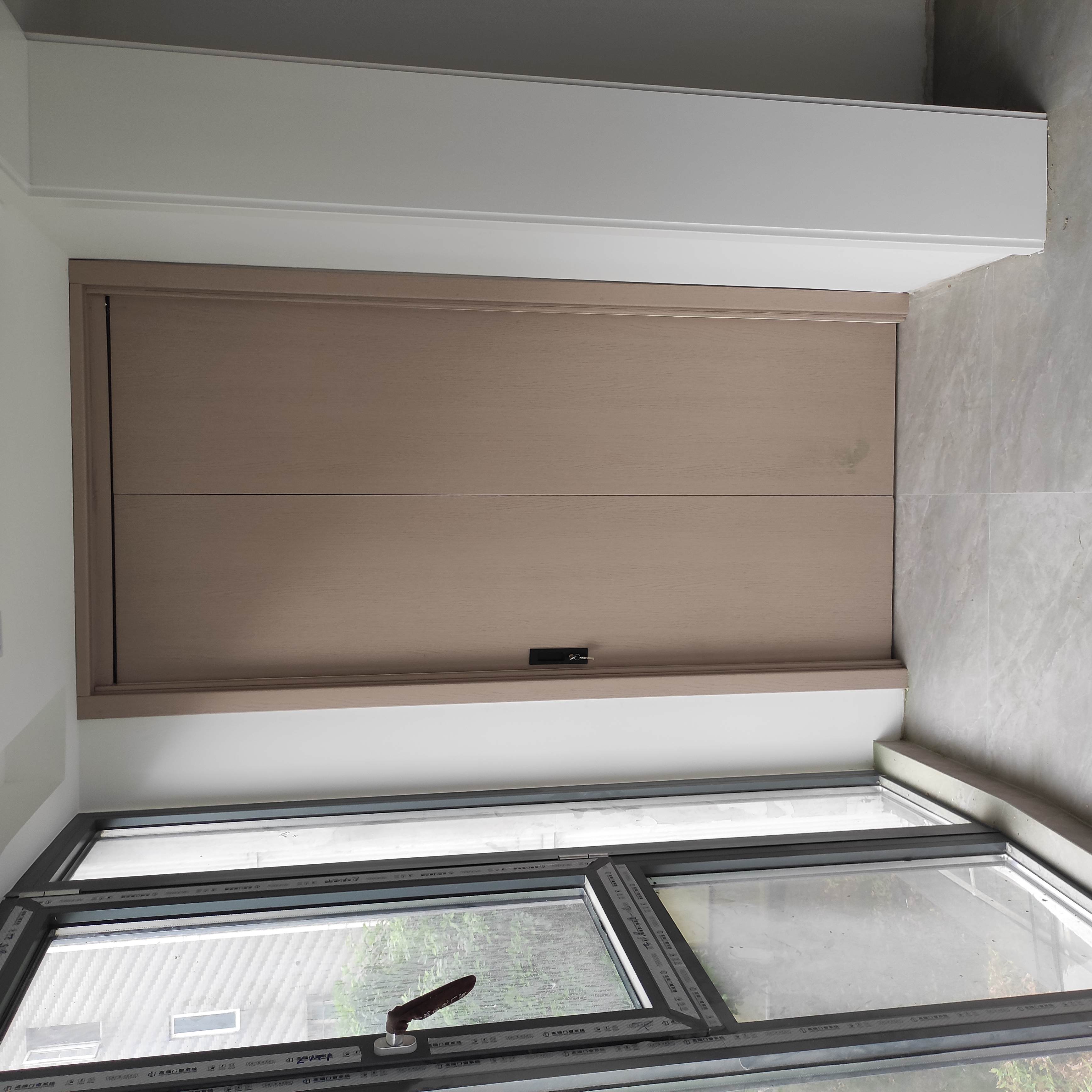 纯白色房门,卫生间玻璃门磨砂玻璃,衣帽间纯白色对开门,阳台无漆生态