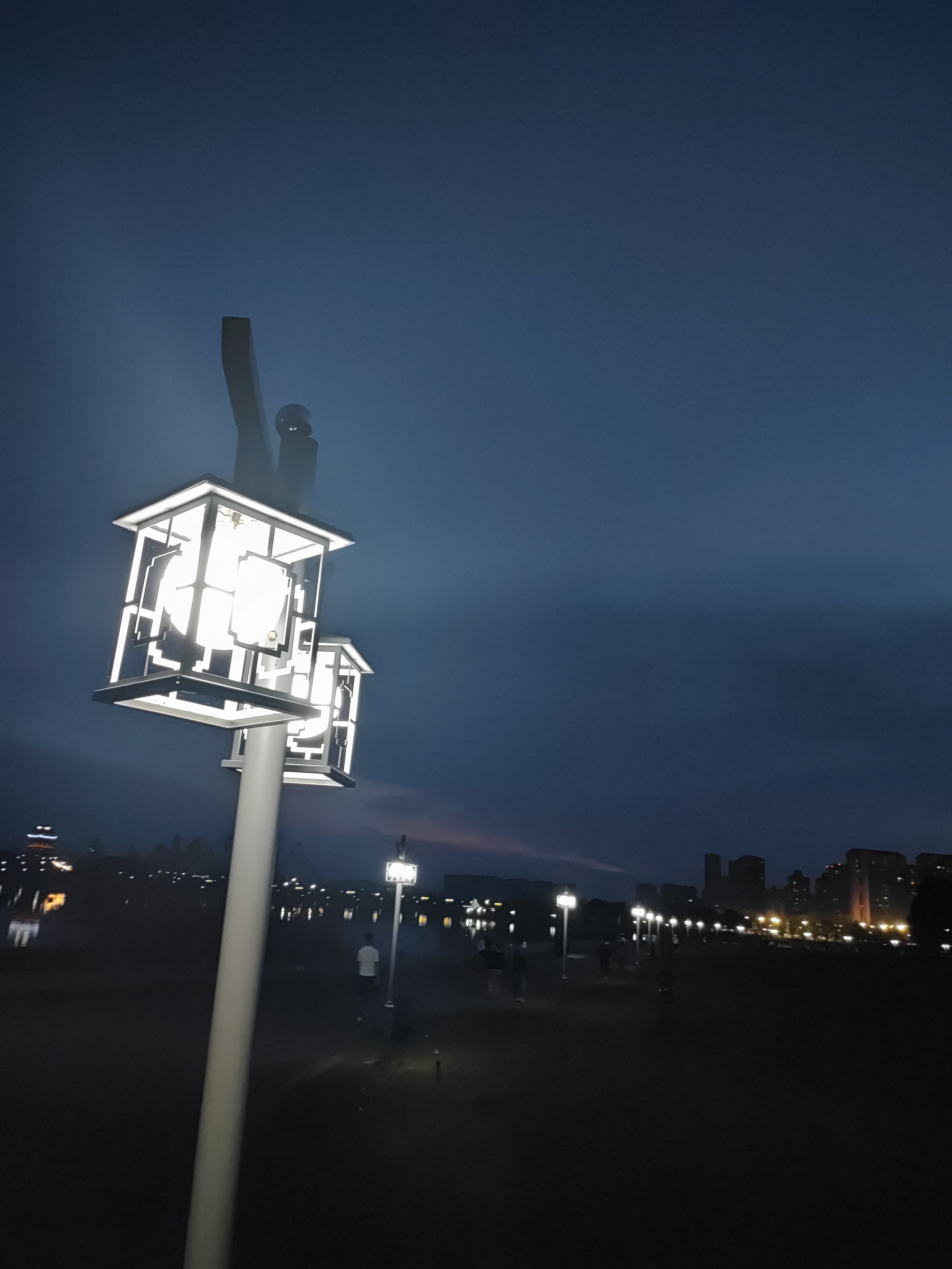 91夜晚的城市,总有一盏灯在等你.