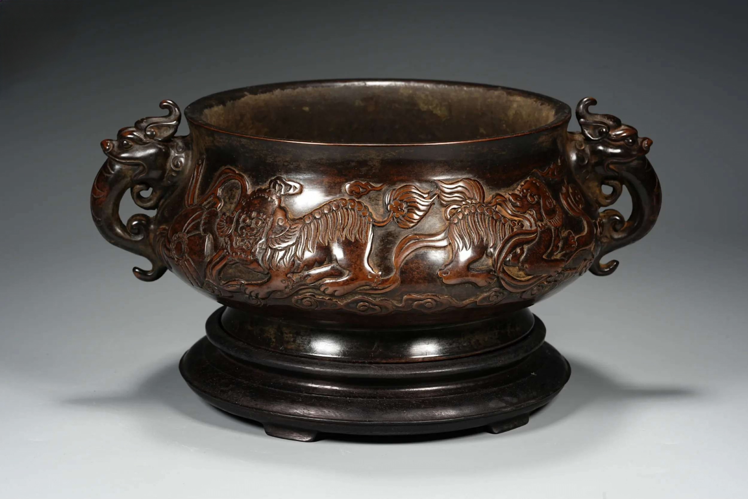 螭龙耳炉,紫铜铸造,铜质精良,做工细腻,工艺精致,配置木座,器型优美