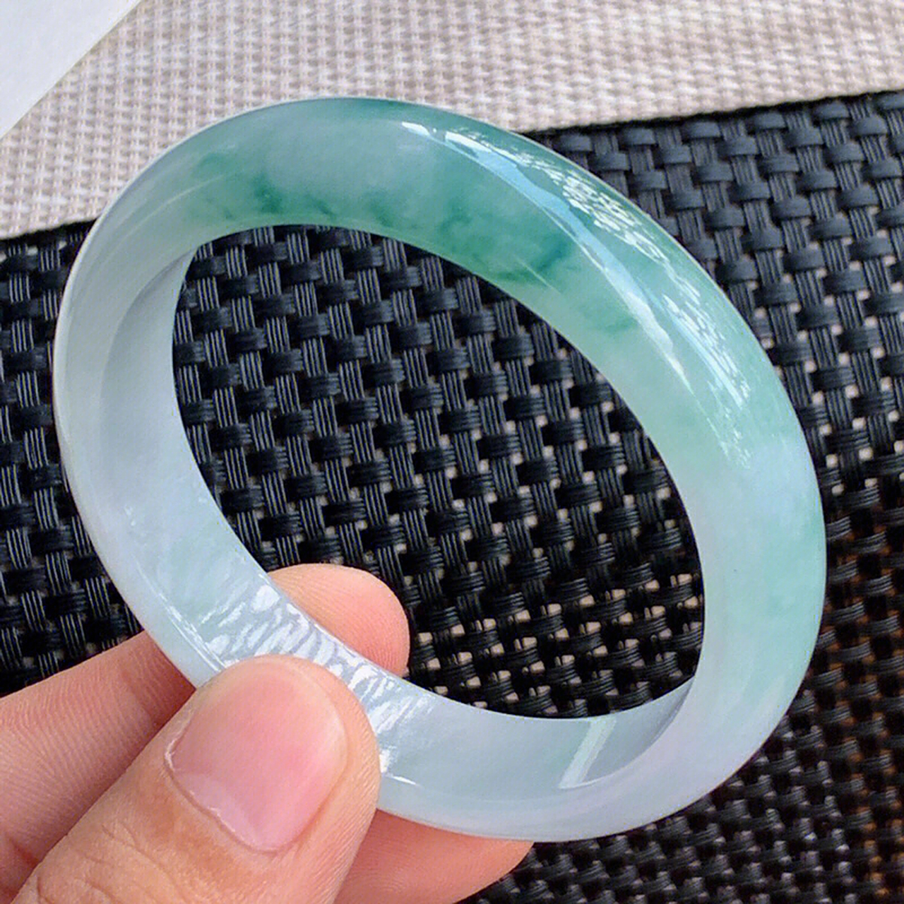 a货翡翠冰透飘花宽边手镯,玉质通透莹润,飘花灵动.