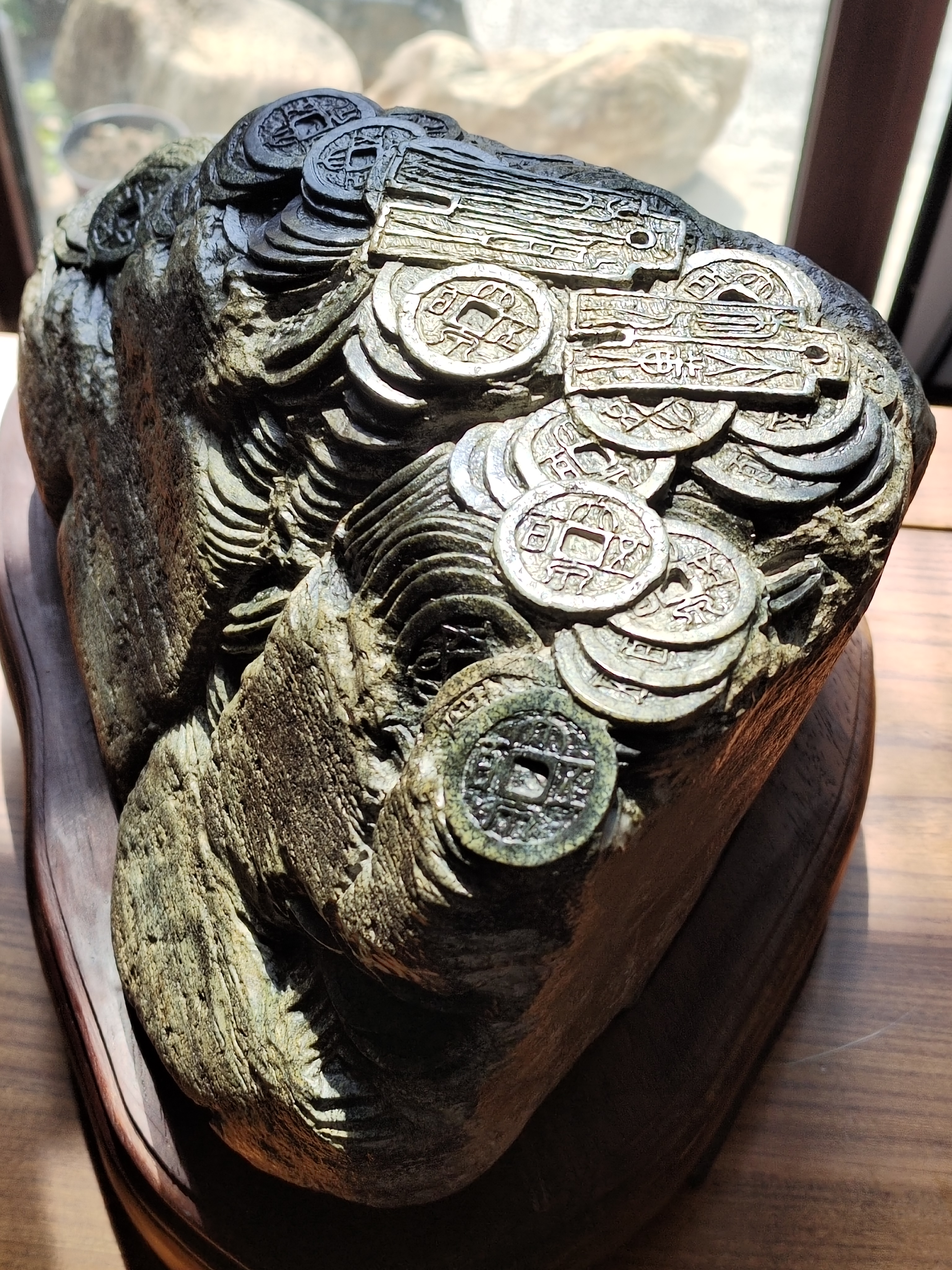 刻在石头上的铜钱