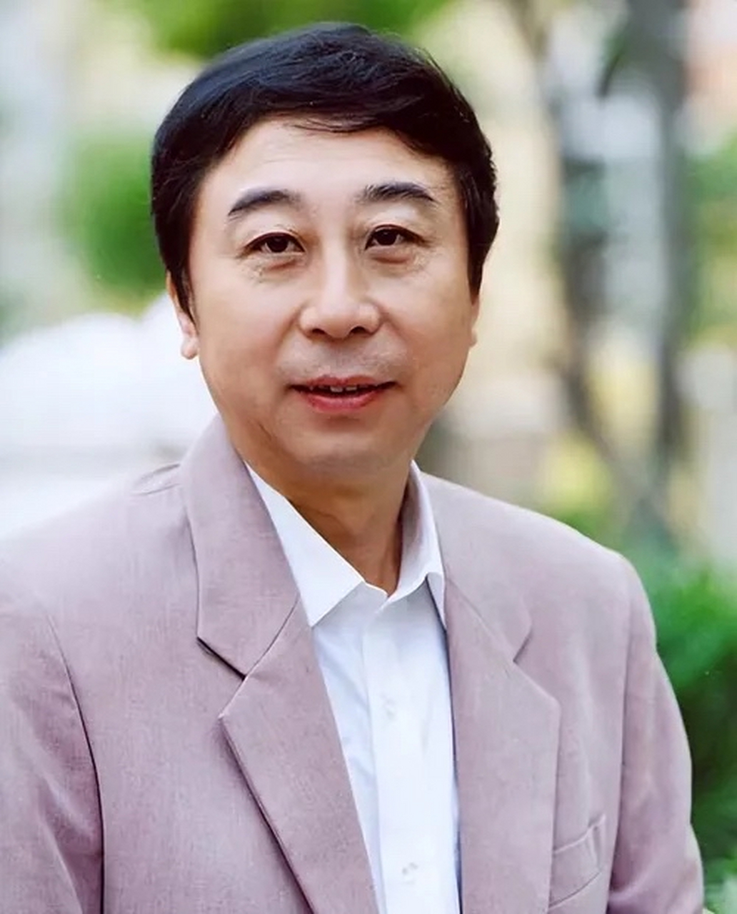 1990年,冯小刚给冯巩打电话:"巩哥,我女儿做唇腭裂手术,能借我六千吗?