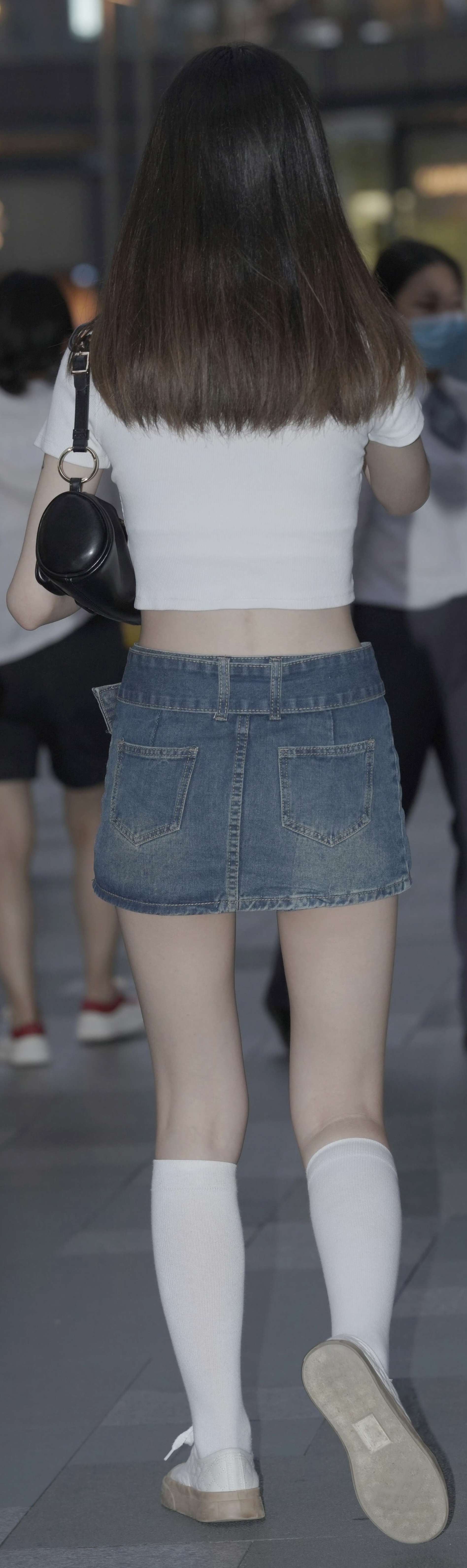 今天逛街偶遇的背影杀,这腿长我酸了!#街拍美女