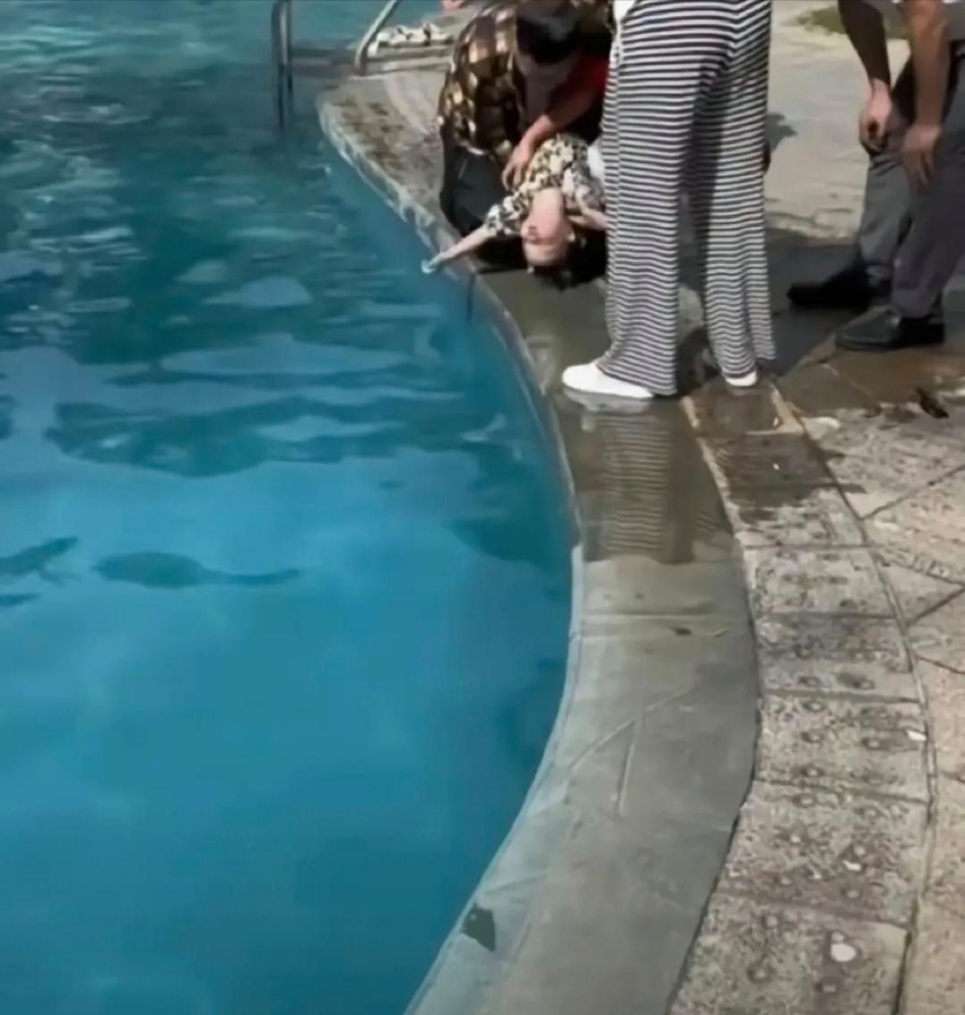 开始读蚜程鹿屎⒆铀懒寺杪杩拊瓮计 游泳池发现了颅骨游泳害怕