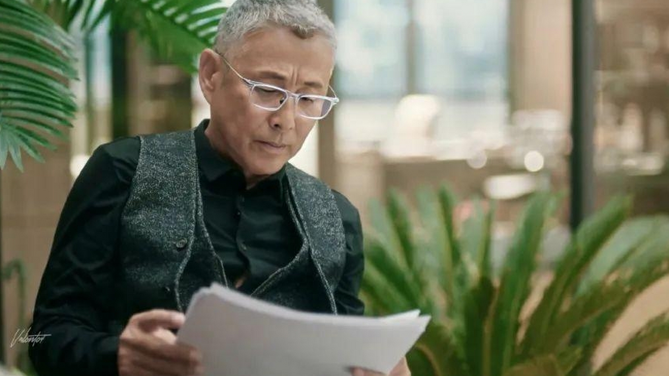 这是陈道明在流金岁月当中的造型,和生活当中的他几乎一模一样.